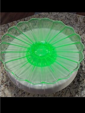 Vintage Uranium Glass Daisy Platter 9” Depression Glass UV Reactive Glow
